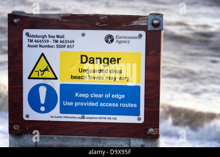 Avviso sulla salute e sulla sicurezza sul mare muro a Aldeburgh, /Suffolk, Inghilterra Foto Stock