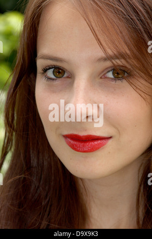 Ritratto di una bella ragazza che indossa un rossetto rosso Foto Stock