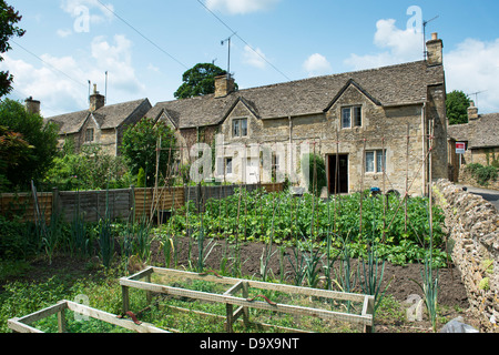 Orto e casolare, Upper Slaughter, Cotswolds, Gloucestershire, Inghilterra Foto Stock