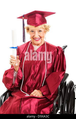 Senior dolce signora in carrozzella, orgogliosamente tenendo alto il suo diploma. Sfondo bianco Foto Stock