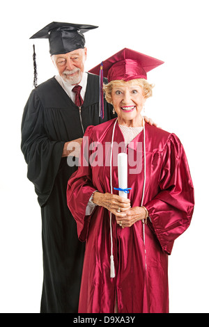 Donna Senior graduate tenendo il diploma che ha appena ricevuto dal suo professore. Isolato su bianco Foto Stock