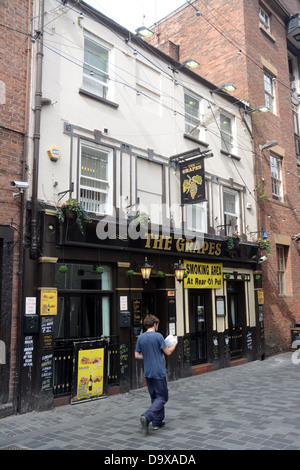 Le uve pub di Mathew St Liverpool occupato di fronte al sito dell'originale Cavern Club. I Beatles usato per bere vi Foto Stock