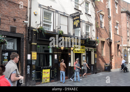Le uve pub di Mathew St Liverpool di fronte al sito dell'originale Cavern Club. I Beatles utilizzati per bevande qui Foto Stock