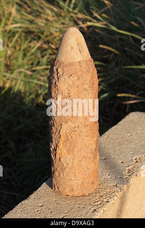 La guerra mondiale una shell di artiglieria a sinistra sul lato di un campo di Albert, Piccardia, Francia. Foto Stock