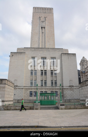 Un uomo cammina passato Art Deco stazione di ventilazione e gli uffici di Tunnel fiume Mersey tunnel nella città di Liverpool Foto Stock