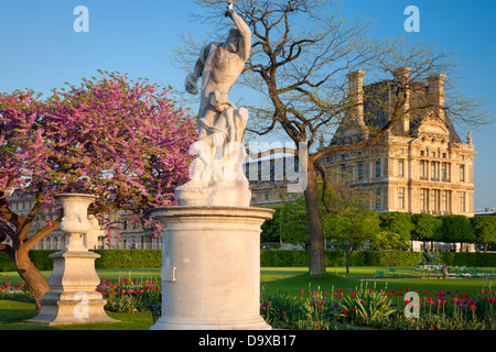 Jardin des Tuileries al tramonto con il Musee du Louvre al di là, Parigi Francia Foto Stock