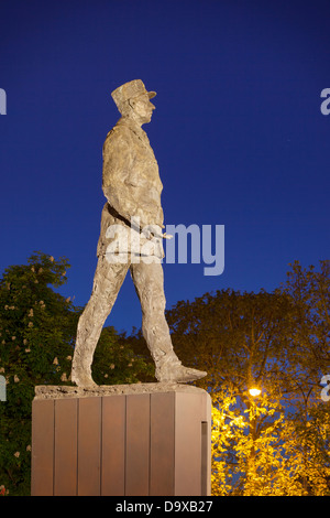 Charles de Gaulle statua al di fuori del Grand Palais, gli Champs Elysees, Parigi Francia Foto Stock