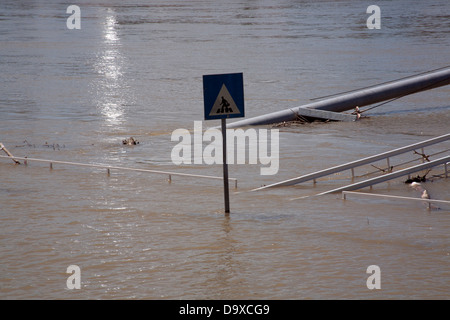 Un cartello stradale circondato da acqua in una strada allagata dal fiume Danubio, Budapest, Ungheria Foto Stock