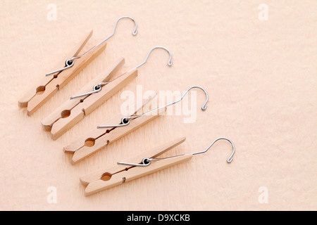 Clothespins di legno con un gancio di metallo sul tavolo Foto Stock