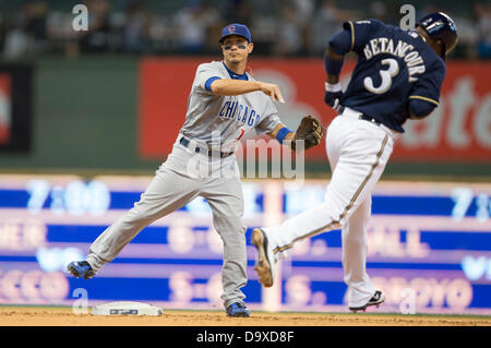 Milwaukee, Wisconsin, Stati Uniti d'America. Il 27 giugno, 2013. Giugno 27, 2013: Chicago Cubs secondo baseman Darwin Barney #15 gira il doppio gioco per terminare il gioco durante il Major League Baseball gioco tra il Milwaukee Brewers e il Chicago Cubs a Miller Park di Milwaukee, WI. Il Cubs ha vinto, 7-2. John Fisher/CSM. Credito: csm/Alamy Live News Foto Stock