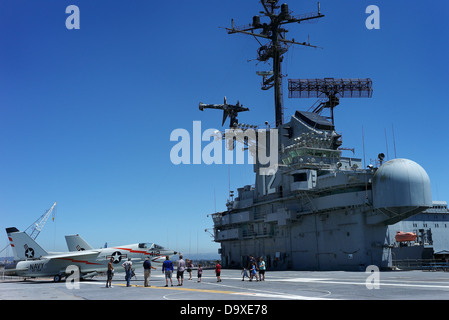 Persone tour il ponte di volo della USS Hornet Museum Chance Vought F-8 Crusader 'l'ultima Gunfighter' Navy supersonico, Air-Super Foto Stock