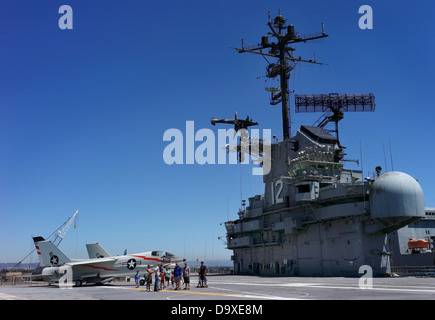 Un tour del ponte di volo a bordo della USS Hornet Museum Foto Stock