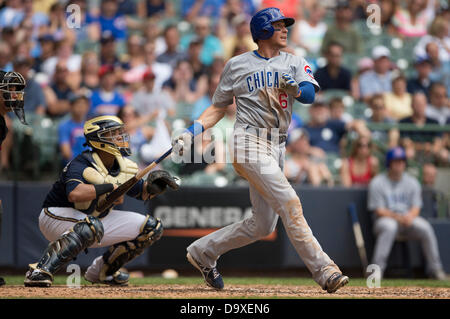 Milwaukee, Wisconsin, Stati Uniti d'America. Il 27 giugno, 2013. Giugno 27, 2013: Chicago Cubs center fielder Ryan Sweeney #6 vola fuori al centro campo durante il Major League Baseball gioco tra il Milwaukee Brewers e il Chicago Cubs a Miller Park di Milwaukee, WI. Il Cubs ha vinto, 7-2. John Fisher/CSM. Credito: csm/Alamy Live News Foto Stock