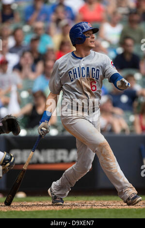 Milwaukee, Wisconsin, Stati Uniti d'America. Il 27 giugno, 2013. Giugno 27, 2013: Chicago Cubs center fielder Ryan Sweeney #6 vola fuori al centro campo durante il Major League Baseball gioco tra il Milwaukee Brewers e il Chicago Cubs a Miller Park di Milwaukee, WI. Il Cubs ha vinto, 7-2. John Fisher/CSM. Credito: csm/Alamy Live News Foto Stock