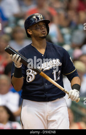 Milwaukee, Wisconsin, Stati Uniti d'America. Il 27 giugno, 2013. Giugno 27, 2013: Milwaukee Brewers catcher Martin Maldonado #12 durante il Major League Baseball gioco tra il Milwaukee Brewers e il Chicago Cubs a Miller Park di Milwaukee, WI. Il Cubs ha vinto, 7-2. John Fisher/CSM. Credito: csm/Alamy Live News Foto Stock