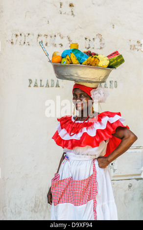 Donna Palenquera vende frutta a Plaza de Santo Domingo a Dicembre, 02, 2009 a Cartagena, Colombia Foto Stock