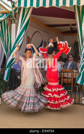 Siviglia, Spagna - aprile 25: le donne di eseguire sevillana dance di Siviglia la fiera di aprile in aprile, 25, 2012 a Siviglia, Spagna Foto Stock