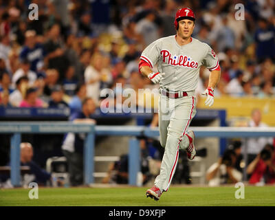 Los Angeles, CA. Stati Uniti d'America. Giugno 27, 2013. Philadelphia Phillies secondo baseman Chase Utley #26 viene a casa dopo aver colpito un homerun nel settimo inning durante il Major League Baseball gioco tra i Los Angeles Dodgers e la Philadelphia Phillies al Dodger Stadium.Il Los Angeles Dodgers sconfiggere la Philadelphia Phillies 6-4.Louis Lopez/CSM/Alamy Live News Foto Stock