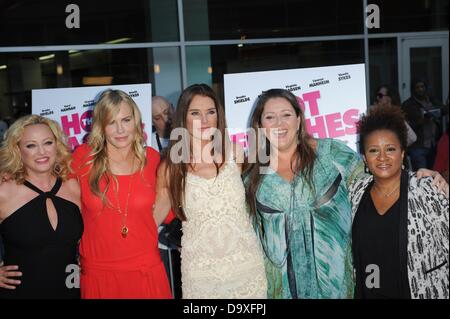 Los Angeles, CA. Il 27 giugno, 2013. Virginia Madsen, Daryl Hannah, BROOKE SHIELDS, Camryn Manheim, Wanda Sykes presso gli arrivi per le vampate di calore speciale proiezione Premiere, ArcLight cinema Hollywood, Los Angeles, CA 27 Giugno 2013. Credito: Elizabeth Goodenough/Everett raccolta/Alamy Live News Foto Stock