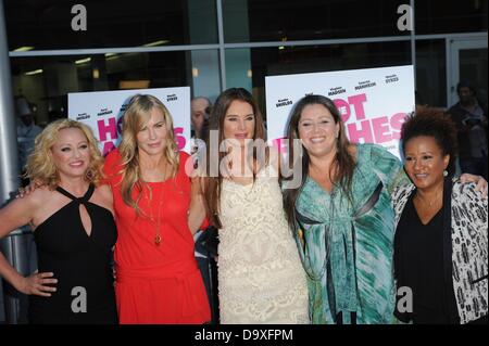 Los Angeles, CA. Il 27 giugno, 2013. Virginia Madsen, Daryl Hannah, BROOKE SHIELDS, Camryn Manheim, Wanda Sykes presso gli arrivi per le vampate di calore speciale proiezione Premiere, ArcLight cinema Hollywood, Los Angeles, CA 27 Giugno 2013. Credito: Elizabeth Goodenough/Everett raccolta/Alamy Live News Foto Stock