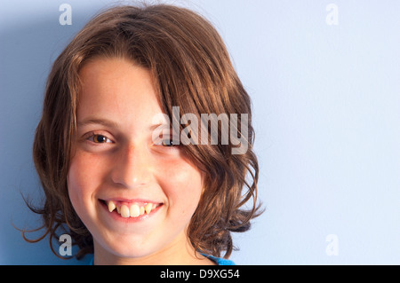 Testa di un ragazzo caucasico sorridente. Foto Stock