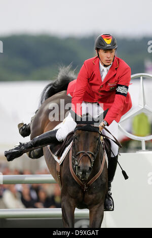 Aachen, Germania. Il 27 giugno, 2013. Equestre tedesco Christian Ahlmann salta sopra un ostacolo con il suo cavallo Codex uno durante la Nations Cup di Germania presso l'International Horse Show chio di Aachen, Germania, 27 giugno 2013. Foto: ROLF VENNENBERND/dpa/Alamy Live News Foto Stock