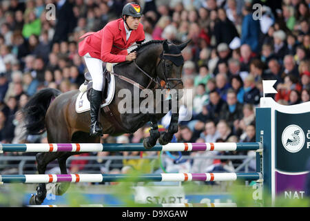 Aachen, Germania. Il 27 giugno, 2013. Equestre tedesco Christian Ahlmann salta sopra un ostacolo con il suo cavallo Codex uno durante la Nations Cup di Germania presso l'International Horse Show chio di Aachen, Germania, 27 giugno 2013. Foto: ROLF VENNENBERND/dpa/Alamy Live News Foto Stock