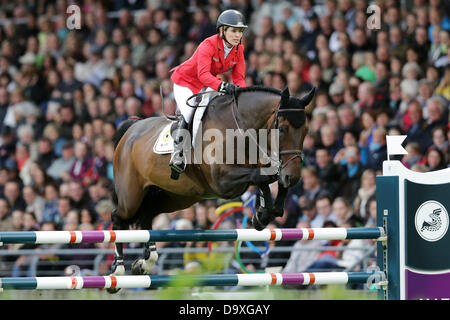 Aachen, Germania. Il 27 giugno, 2013. Equestre tedesco Meredith Michaels-Beerbaum salta sopra un ostacolo con il suo cavallo Bella Donna 66 durante la Nations Cup di Germania presso l'International Horse Show chio di Aachen, Germania, 27 giugno 2013. Foto: ROLF VENNENBERND/dpa/Alamy Live News Foto Stock