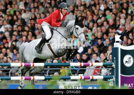 Aachen, Germania. Il 27 giugno, 2013. Equestre tedesco Ludger Beerbaum salta sopra un ostacolo con il suo cavallo Chiara 222 durante la Nations Cup di Germania presso l'International Horse Show chio di Aachen, Germania, 27 giugno 2013. Foto: ROLF VENNENBERND/dpa/Alamy Live News Foto Stock