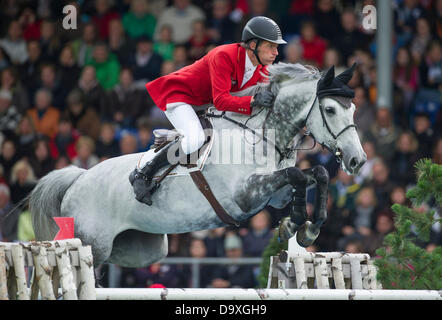 Aachen, Germania. Il 27 giugno, 2013. Equestre tedesco Ludger Beerbaum salta sopra un ostacolo con il suo cavallo Chiara 222 durante la Nations Cup di Germania presso l'International Horse Show chio di Aachen, Germania, 27 giugno 2013. Foto: ROLF VENNENBERND/dpa/Alamy Live News Foto Stock