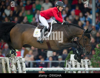 Aachen, Germania. Il 27 giugno, 2013. Equestre tedesco Meredith Michaels-Beerbaum salta sopra un ostacolo con il suo cavallo Bella Donna 66 durante la Nations Cup di Germania presso l'International Horse Show chio di Aachen, Germania, 27 giugno 2013. Foto: ROLF VENNENBERND/dpa/Alamy Live News Foto Stock