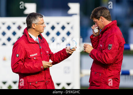 Aachen, Germania. Il 27 giugno, 2013. Equestre tedesco Daniel Deusser (R) parla di tedesco coach equestre Otto Becker durante la Nations Cup di Germania presso l'International Horse Show chio di Aachen, Germania, 27 giugno 2013. Foto: ROLF VENNENBERND/dpa/Alamy Live News Foto Stock