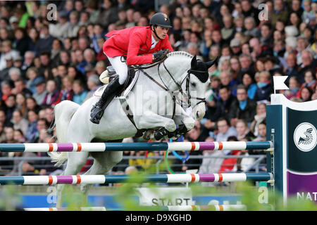 Aachen, Germania. Il 27 giugno, 2013. Equestre tedesco Daniel Deusser salta sopra un ostacolo con il suo cavallo Cornet d'Amour durante la Nations Cup di Germania presso l'International Horse Show chio di Aachen, Germania, 27 giugno 2013. Foto: ROLF VENNENBERND/dpa/Alamy Live News Foto Stock