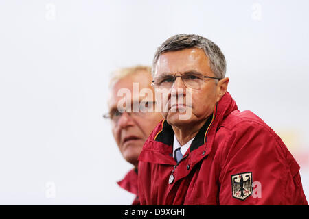 Aachen, Germania. Il 27 giugno, 2013. Tedesco coach equestre Otto Becker (R) segue la Nations Cup di Germania presso l'International Horse Show chio di Aachen, Germania, 27 giugno 2013. Foto: ROLF VENNENBERND/dpa/Alamy Live News Foto Stock