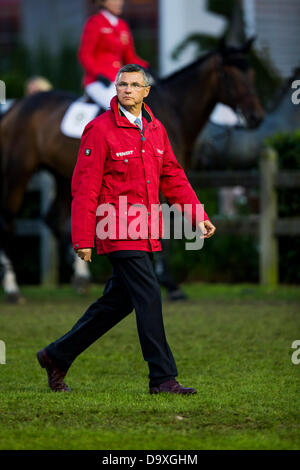 Aachen, Germania. Il 27 giugno, 2013. Tedesco coach equestre Otto Becker passeggiate lungo la sede della Coppa delle Nazioni di Germania presso l'International Horse Show chio di Aachen, Germania, 27 giugno 2013. Foto: ROLF VENNENBERND/dpa/Alamy Live News Foto Stock