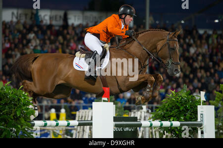 Aachen, Germania. Il 27 giugno, 2013. Equestre olandese Gerco Schroeder salta sopra un ostacolo con il suo cavallo a Londra durante la Nations Cup di Germania presso l'International Horse Show chio di Aachen, Germania, 27 giugno 2013. Foto: ROLF/dpa/Alamy Live News Foto Stock