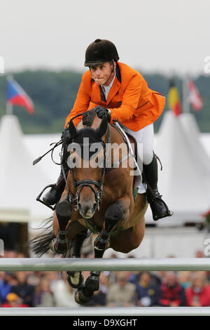 Aachen, Germania. Il 27 giugno, 2013. Equestre olandese Leon Thijssen salta sopra un ostacolo con il suo cavallo Tyson durante la Nations Cup di Germania presso l'International Horse Show chio di Aachen, Germania, 27 giugno 2013. Foto: ROLF VENNENBERND/dpa/Alamy Live News Foto Stock