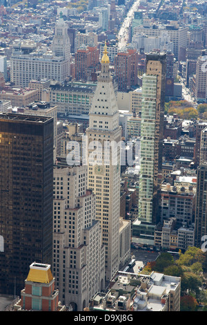 Punto di riferimento la vita metropolitana edificio di assicurazione a Madison Avenue, attraversata dalla recentemente costruire un Madison lussuoso condominio torre. Foto Stock