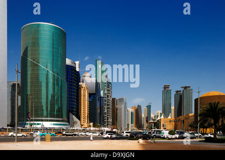 West Bay è il nuovo centro urbano di Doha, in Qatar. È in rapida espansione con numerosi grattacieli contemporaneo Foto Stock