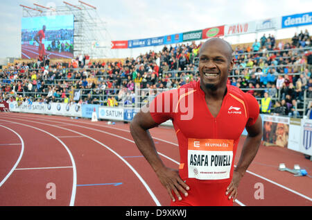 Ostrava, Repubblica Ceca. Giugno 27, 2013. Asafa Powell della Giamaica sorride dopo aver conquistato 100 m dash durante il Golden Spike 2013, IAAF World Challenge meeting di atletica a Ostrava, Repubblica Ceca, giovedì 27 giugno, 2013. Powell temporizzati 10,06 secondi. Credito: CTK/Alamy Live News Foto Stock