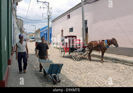 Una vista di una strada della città vecchia di Trinidad è raffigurato in Cuba, 15 aprile 2013. Foto: Peter Zimmermann Foto Stock