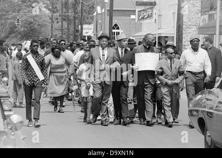 Questa immagine commemora la marcia storica guidata dal Dr. Martin Luther King Jr. L'8 aprile 1968, un evento fondamentale nel movimento per i diritti civili negli Stati Uniti. Foto Stock