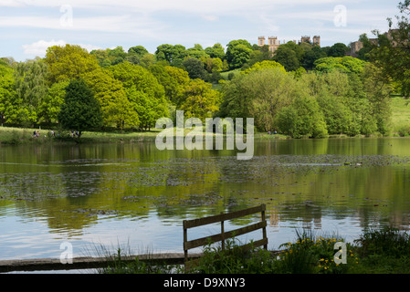 Hardwick Hall Hotel Lago di parte dell'Hardwick station wagon nel Derbyshire una popolare meta turistica e per la pesca alla carpa Foto Stock