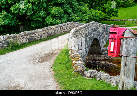 Yockenthwaite Ponte Pietra Langstrothdale e red letter box, Yorkshire Dales National Park in modo Dales Foto Stock