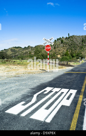 dh Forgotten World Highway TARANAKI NEW ZEALAND SH43 state Highway open railway level Crossing stop Road sign nz Crossings Foto Stock