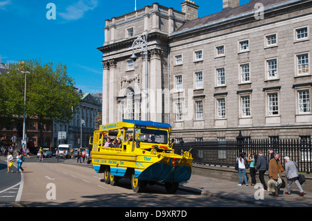 Viking Splash Tour Anfibio barca bus presso il College in verde nella parte anteriore del fronte ovest del Trinity College universitario Dublino centrale Foto Stock