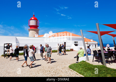 I turisti in visita a Faro di Cape St Vincent Sagres Algarve Portogallo UE Europa Foto Stock