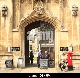 College facchini davanti all'entrata per il Kings College di Cambridge. Foto Stock