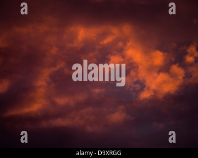 dh sera nuvola CIELO METEO rosso arancio tempesta nuvole scure cieli neri sopra il tramonto sfondo tempestoso atmosfera atmosferica Foto Stock