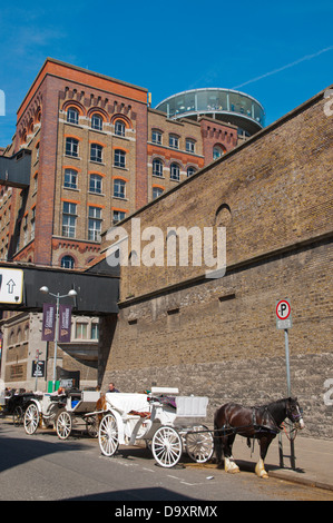 Carrozze trainate da cavalli in attesa nella parte anteriore del Guinness Storehouse e St James Gate Brewery Dublino Irlanda Europa Foto Stock